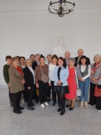 grupa osób na tle ściany