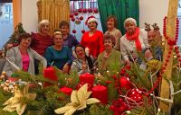 Boże Narodzenia. Grupa osób przy świątecznych dekoracjach