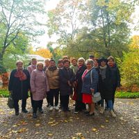 Grupa osób pozuje do zdjęcia w parku