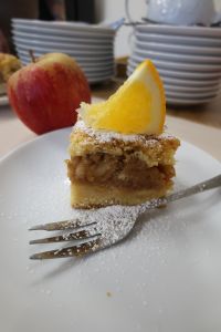 Kawałek ciasta na talerzu, widelec obok